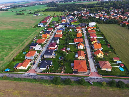 Letecký pohled na dokončenou obytnou zástavbu rodinných domů
