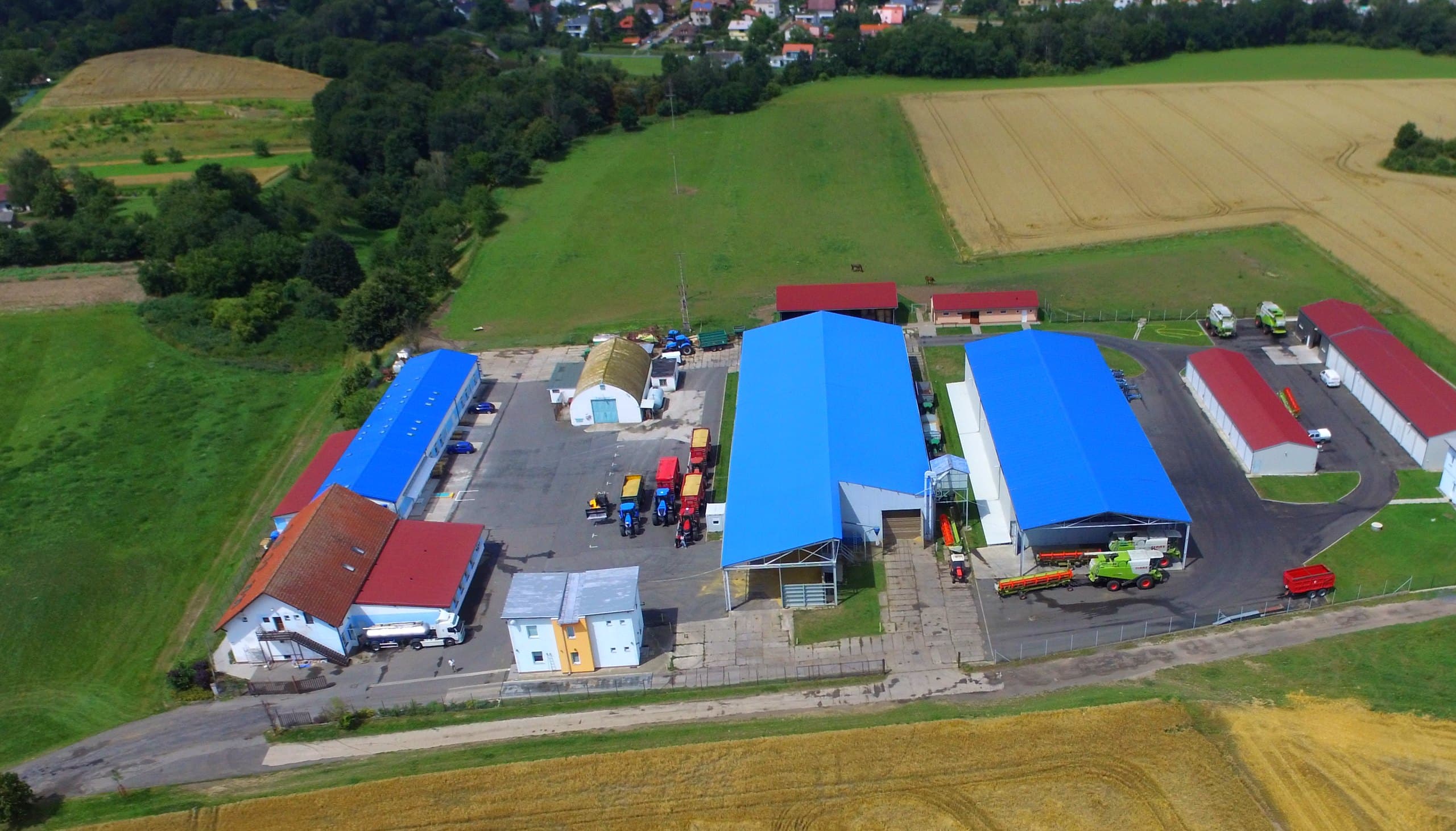 Letecký pohled na areál Němcovy farmy v Radonicích nad Labem